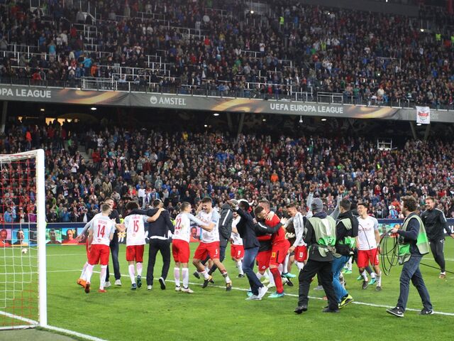 Die ganze Mannschaft ist außer sich.  