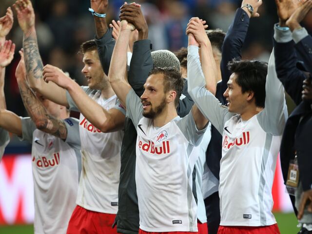 ... jubelt mit der ganzen Mannschaft. Hier im Bild Duje Caleta-Car, Andreas Ulmer und Takumi Minamino.  