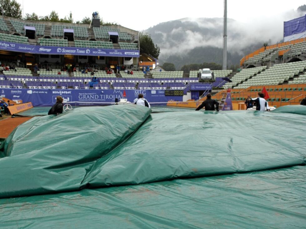 Dež prekinil igro na teniškem turnirju v Kitzbühelu