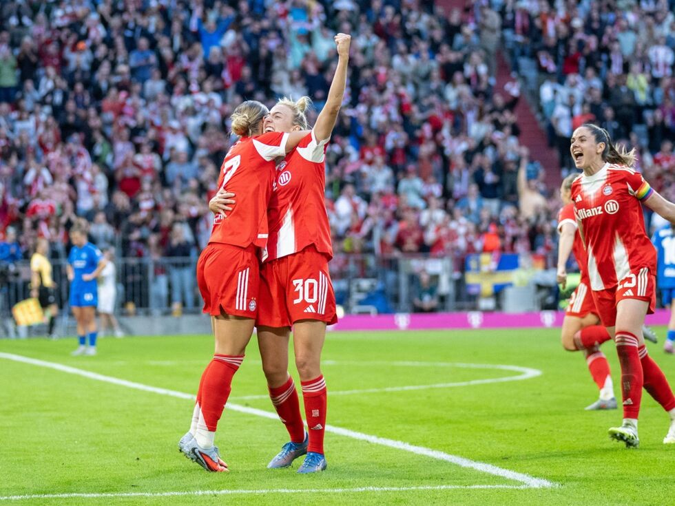 Rekordkulisse in München: Bayern-Frauen jubeln vor 57.000 Fans