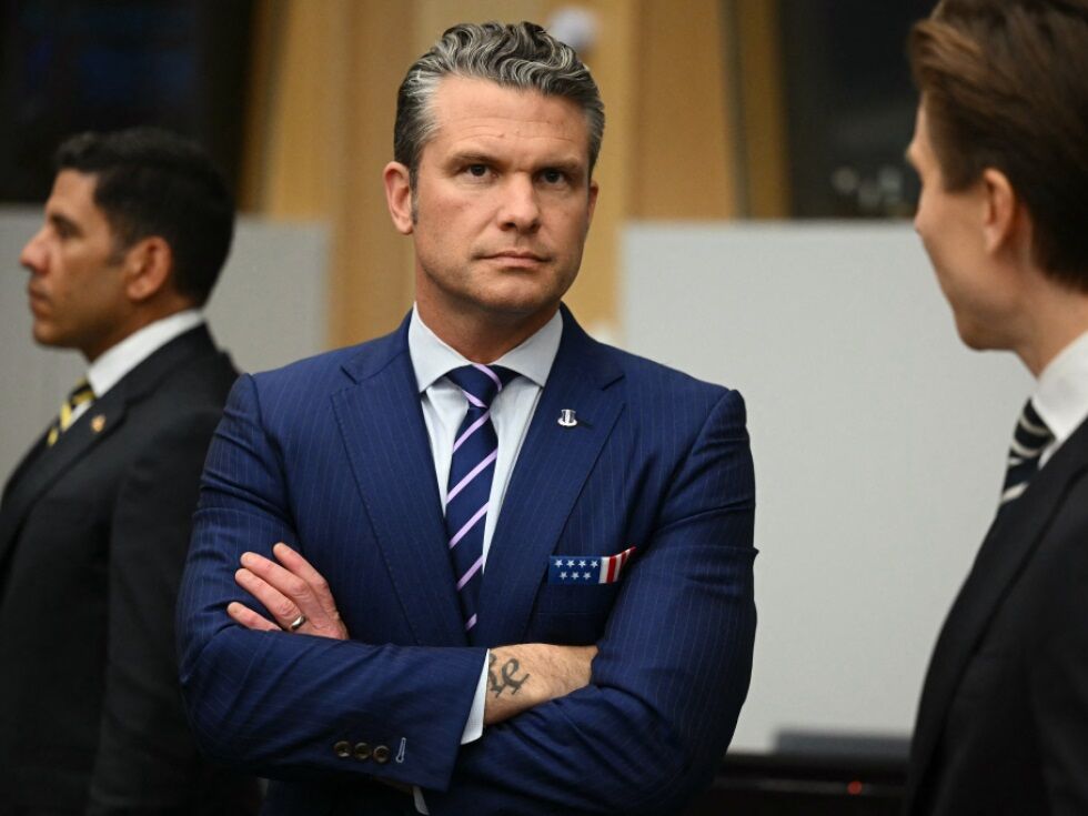 Riss in Flugzeugscheibe: Hegseth musste zwischenlanden