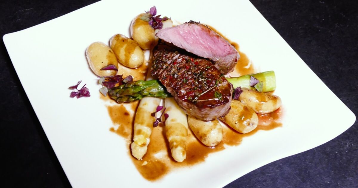 Kochrezept Rosa Beiriedschnitte mit Portweinglace, Spargel mit Sauce