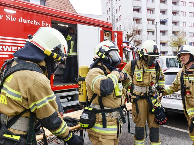 Die Berufsfeuerwehr und die freiwillige Feuerwehr waren mit zwölf Fahrzeugen im Einsatz.   