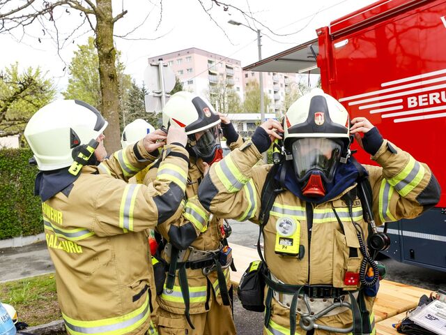 Die Berufsfeuerwehr und die freiwillige Feuerwehr waren mit zwölf Fahrzeugen im Einsatz.   