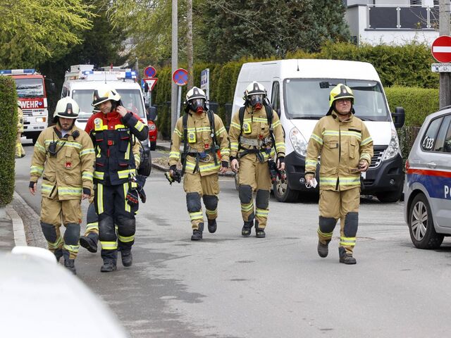 Die Berufsfeuerwehr und die freiwillige Feuerwehr waren mit zwölf Fahrzeugen im Einsatz.   