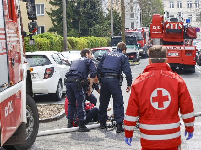 Die Berufsfeuerwehr und die freiwillige Feuerwehr waren mit zwölf Fahrzeugen im Einsatz.   