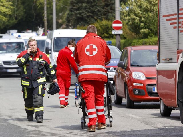 Die Berufsfeuerwehr und die freiwillige Feuerwehr waren mit zwölf Fahrzeugen im Einsatz.   