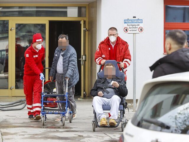 Die Berufsfeuerwehr und die freiwillige Feuerwehr waren mit zwölf Fahrzeugen im Einsatz.   
