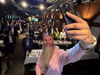 „Probesterben“ mit dem bärtigen Banker: Warum Unternehmen auf Influencer aus den eigenen Reihen setzen