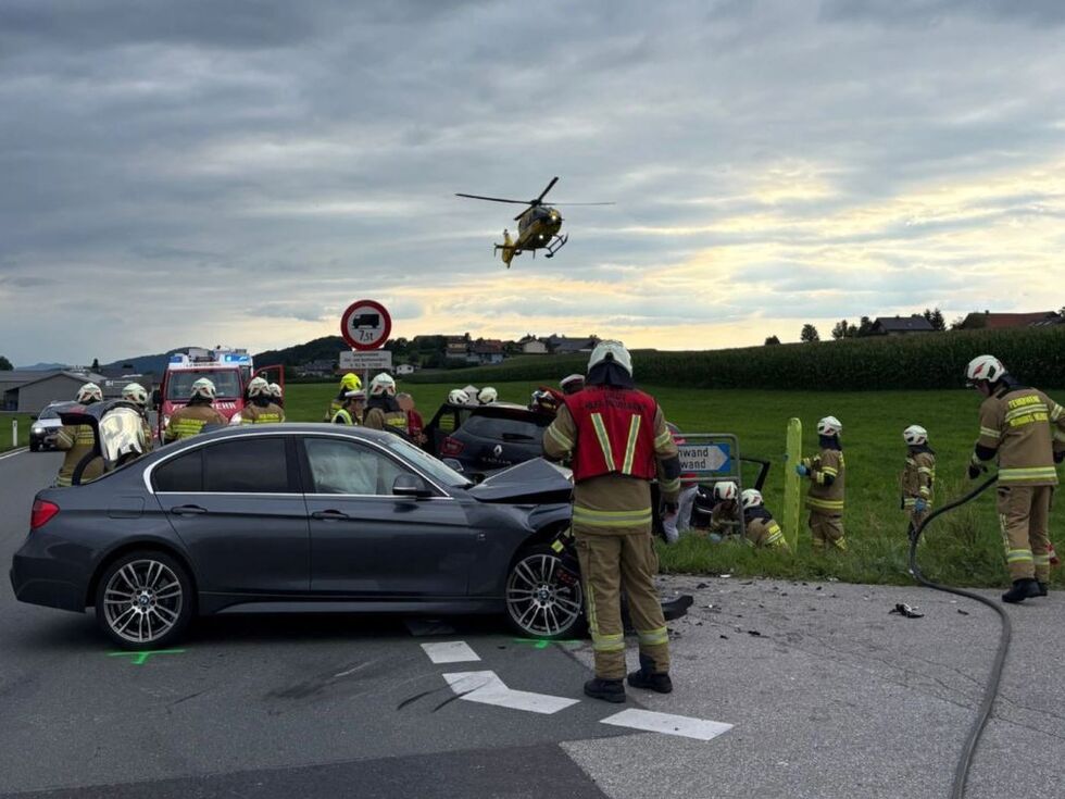 Dva poškodovana v trčenju dveh vozil na B1 v Straßwalchenu, eden v bližini Watzlberga