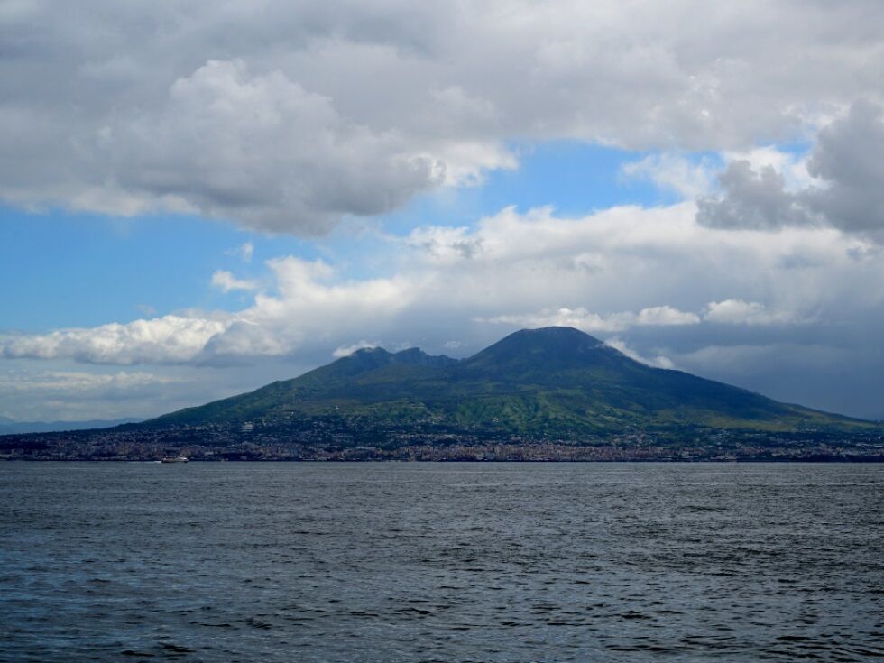 Italijanska vlada poslala vojake za boj proti požarom na Vezuvu, sumijo na kriminalno dejavnost