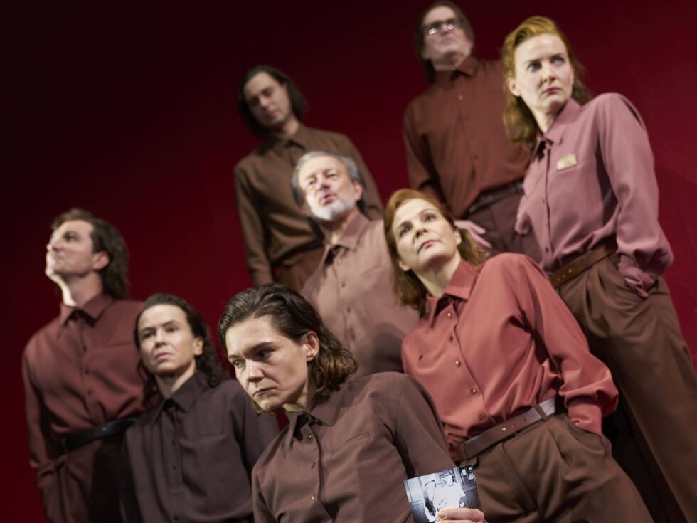 Thomas Bernhards "Auslöschung" auf der Bühne im Burgtheater: "Ich bin ein verstümmelter Mensch"