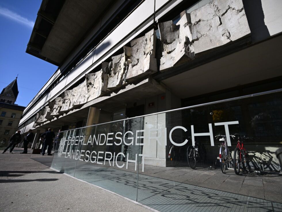 Hči in vnuk se soočata s sodiščem zaradi smrti 85-letnice zaradi dehidracije