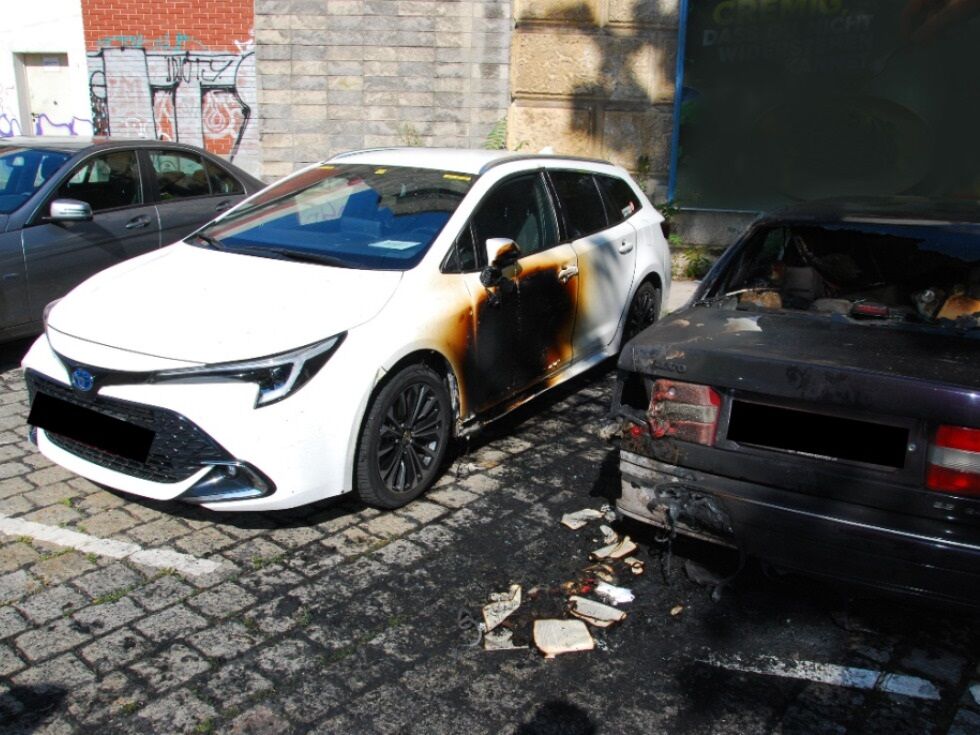 Totalschaden an Auto in Wien durch brennende Bücherkiste