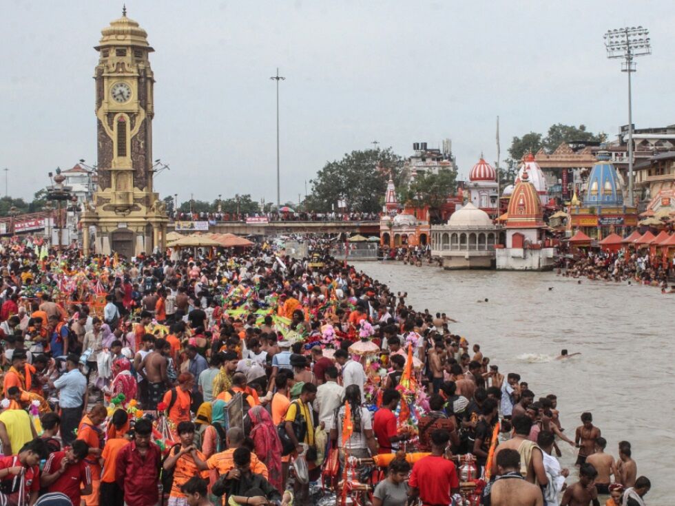 Šest mrtvih v množičnem grožnjem pred indijskim templjem