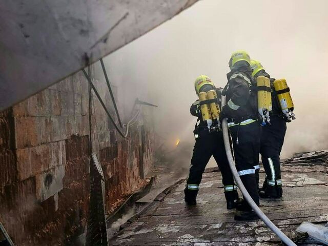 Die Löschtrupps waren gegen 15.00 Uhr in den Gewerbepark, das ehemalige Semperit-Gelände, im Ortsteil Wienersdorf zu einem offenen Dachbrand alarmiert worden.  