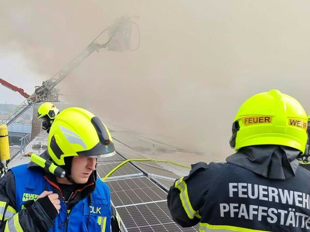 Die Löschtrupps waren gegen 15.00 Uhr in den Gewerbepark, das ehemalige Semperit-Gelände, im Ortsteil Wienersdorf zu einem offenen Dachbrand alarmiert worden.  