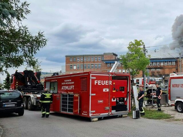 Die Löschtrupps waren gegen 15.00 Uhr in den Gewerbepark, das ehemalige Semperit-Gelände, im Ortsteil Wienersdorf zu einem offenen Dachbrand alarmiert worden.  