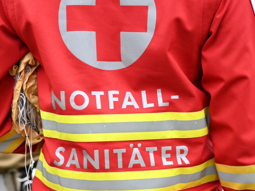 Neznanec v Osttirolu s kolesa brcnil enajstletno dekle, ki je padla in se poškodovala