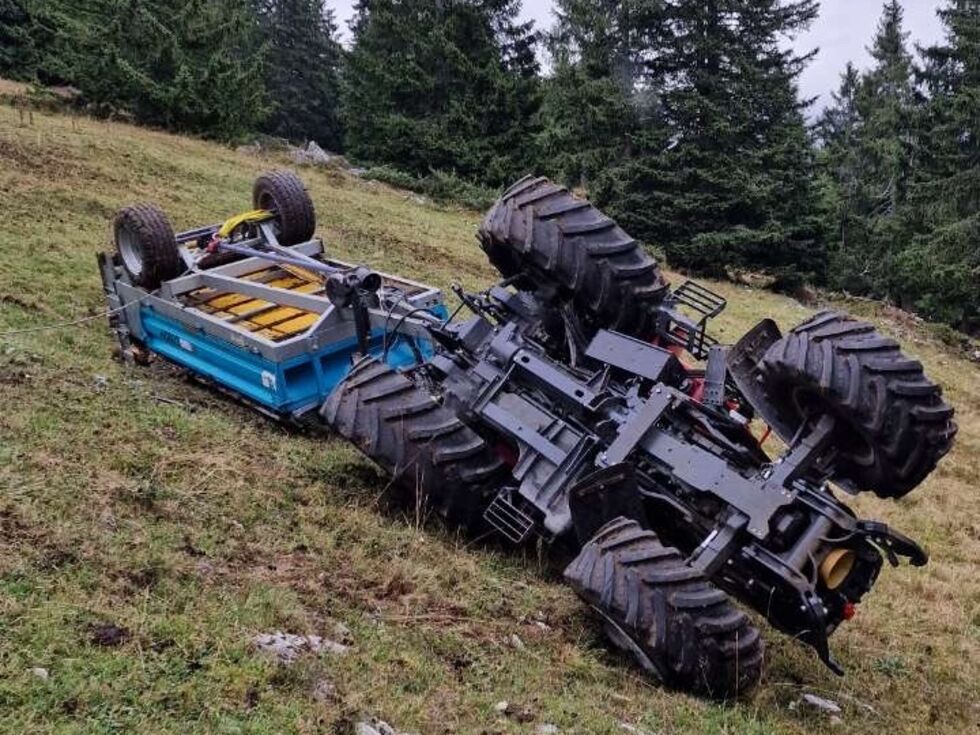71-jähriger Landwirt schleppte sich schwer verletzt zu einer Hütte − Traktorabsturz auf Alm in Unken