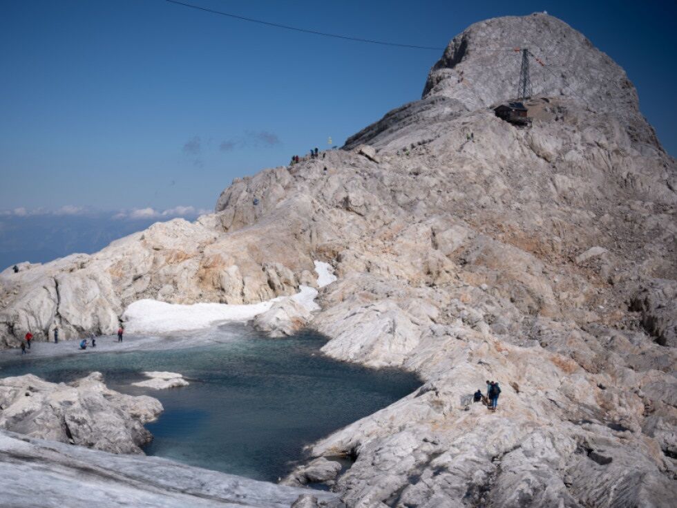 Urlauber mit Mietauto auf dem Weg zum Dachstein