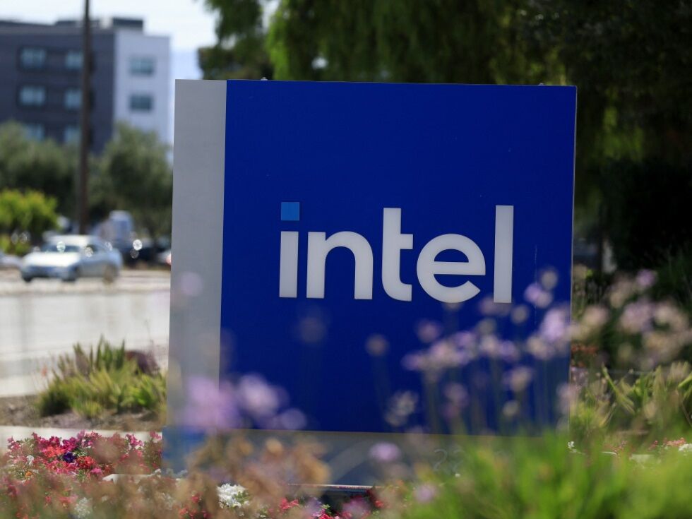 ZDA razmišljajo o vstopu v Intel, delnice poskočile
