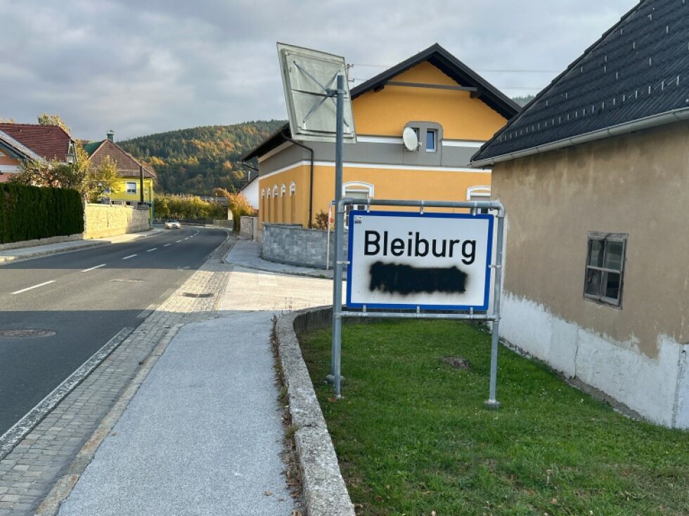 V Koroški odkrili dodatne poškodovane dvojezične table