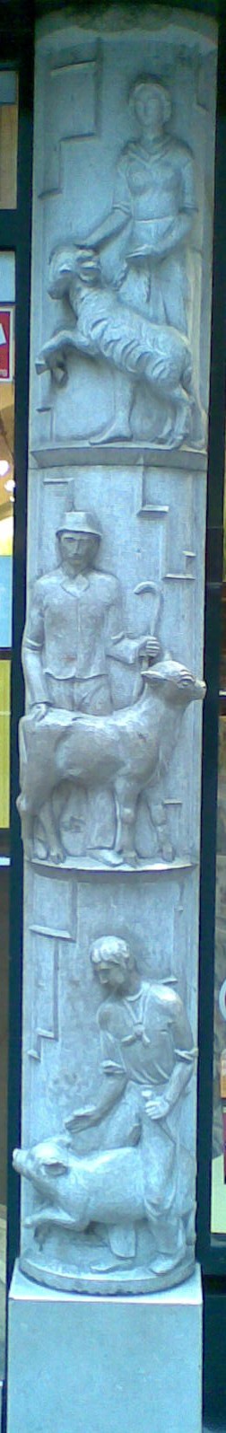 Halbreliefsäule am Rathausplatz.jpg
