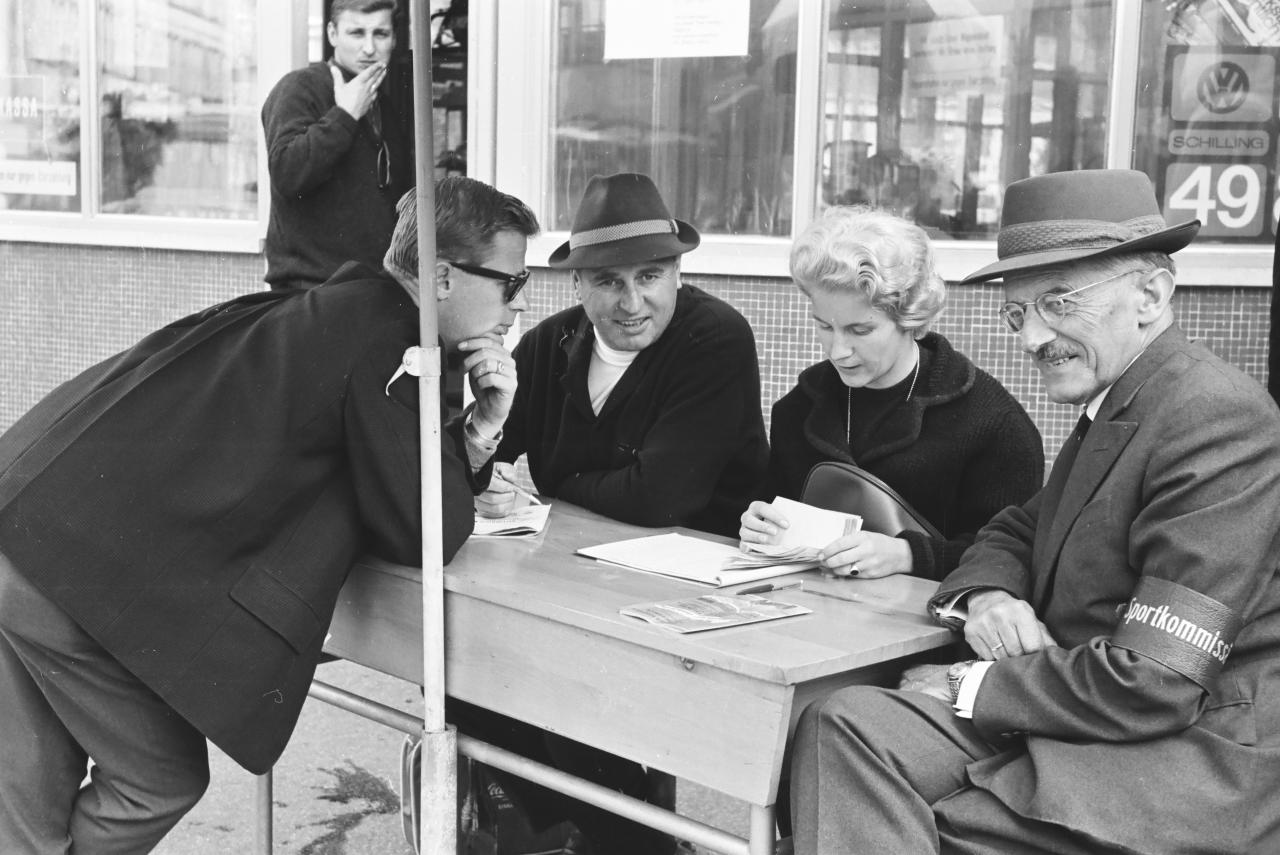 Gaisbergrennen 1963: die beiden sitzenden Herren mit Hut sind links Fahrschulbesitzer und ehemaliger Rennfahrer Toni Magnus und rechts Franz Stengl, ein bekannten Salzburger Rennleiter. Bildquelle: Arthur Fenzlau, Technisches Museum Wien online