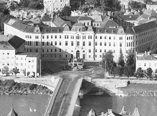 Datei:Rudolfsplatz mit Tankstelle Justizgebäude Sammlung Risch-Lau Ausschnitt.jpg