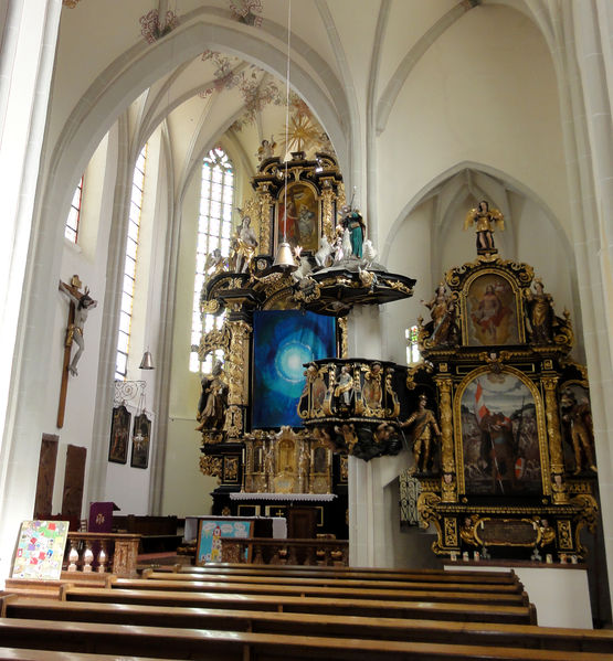 Datei:Innenaufnahme der Pfarrkirche Eggelsberg.jpg