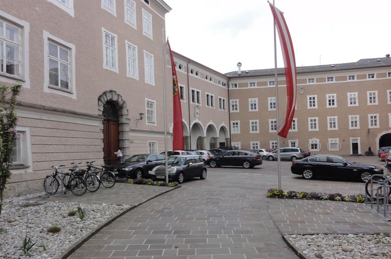 Datei:Chiemseehof, Südansicht.jpg