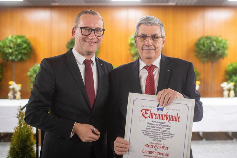 Datei:Djundja schröder Ehrenbürger 2019.jpg