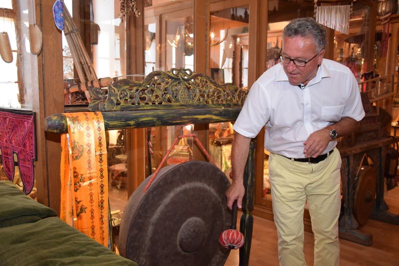 Datei:Musikinstrumente-Museum der Völker 12.jpg