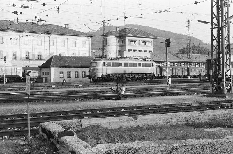 Datei:Salzburg Hauptbahnhof 1979.jpg