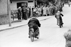 Strassenrennen Hallein 1953 Verfolgungsjagd.jpg
