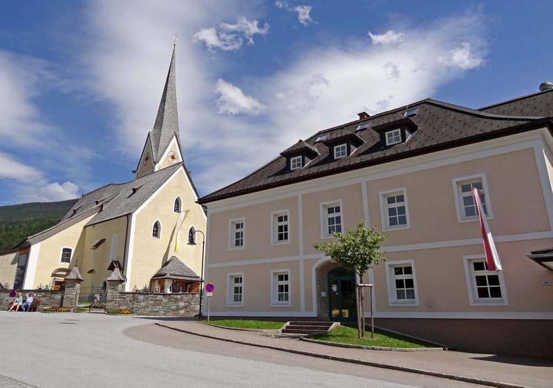 Datei:Wagrain Mohrvolksschule02.jpg