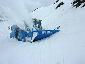 Grossglockner Hochalpenstrasse Schneeraeumung 2013 33.jpg