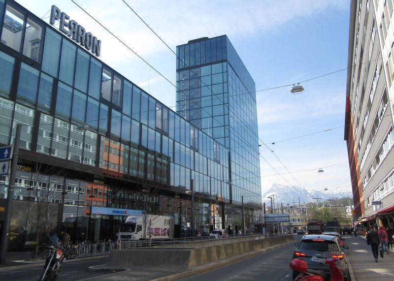 Datei:Perron Gebäude am Bahnhof.jpg