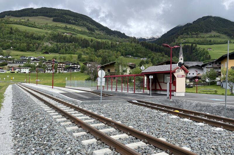 Datei:Pinzgauer Lokalbahn Bahnhof Stuhlfelden.jpg