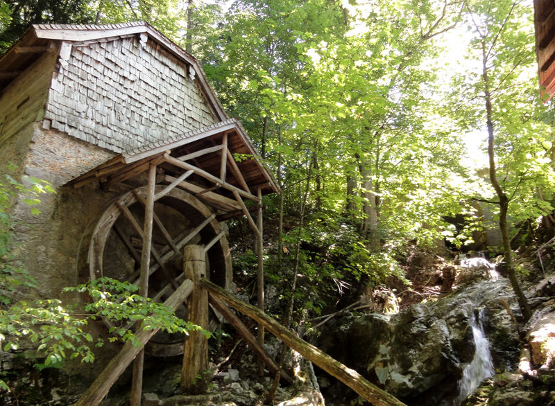 Datei:Badermühle mit Baderbach.jpg