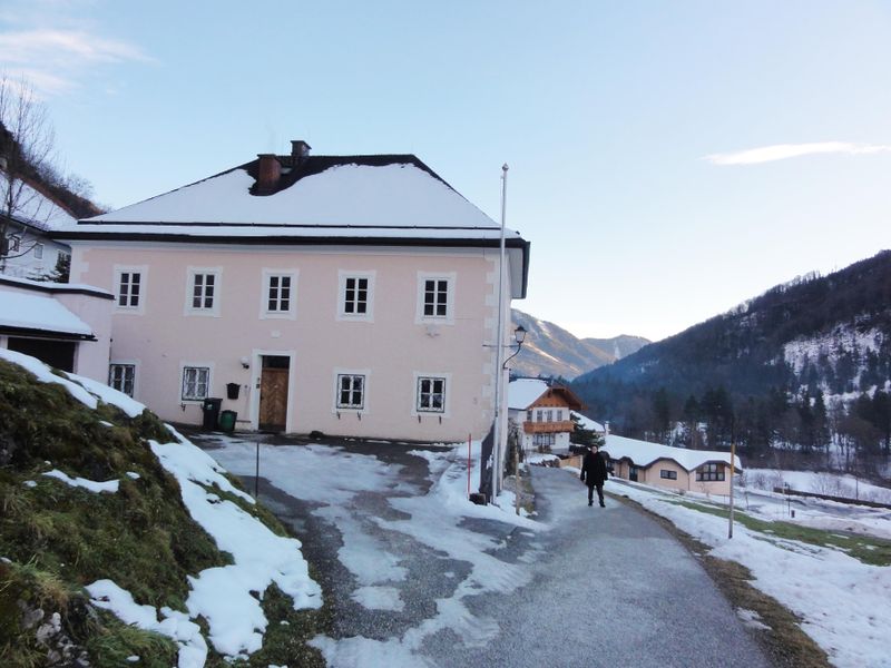Datei:Ebenauer Pfarrhof, Ansicht in Richtung Wiestal.JPG