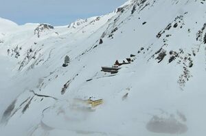 Grossglockner Hochalpenstrasse Schneeraeumung 2013 07.jpg