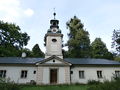 Wächterhäuschen mit dem Uhrturm an der Schlossparkmauer von Kleßheim.JPG