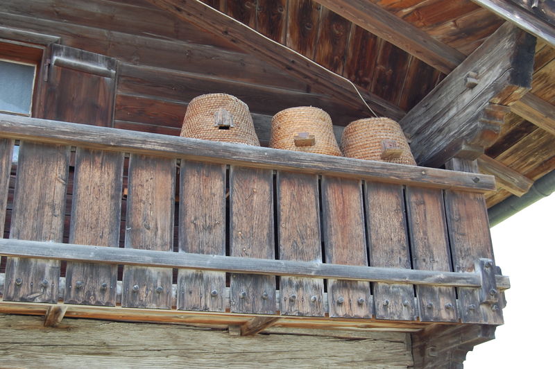 Datei:Bienenstöcke, Detail aus Oberteisendorf.JPG