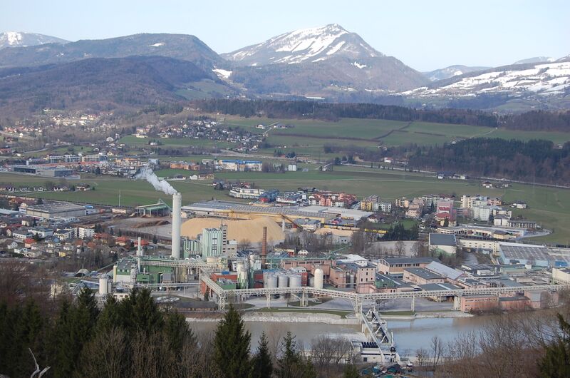 Datei:Halleiner Papierfabrik mit dem Schwarzenberg im Hintergrund.JPG