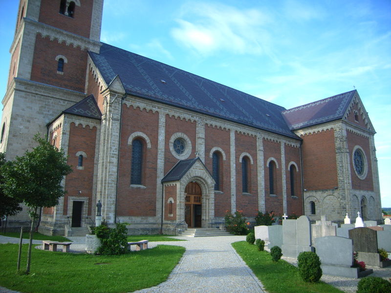Datei:Pfarrkirche Fridolfing, Seitenansicht.jpg