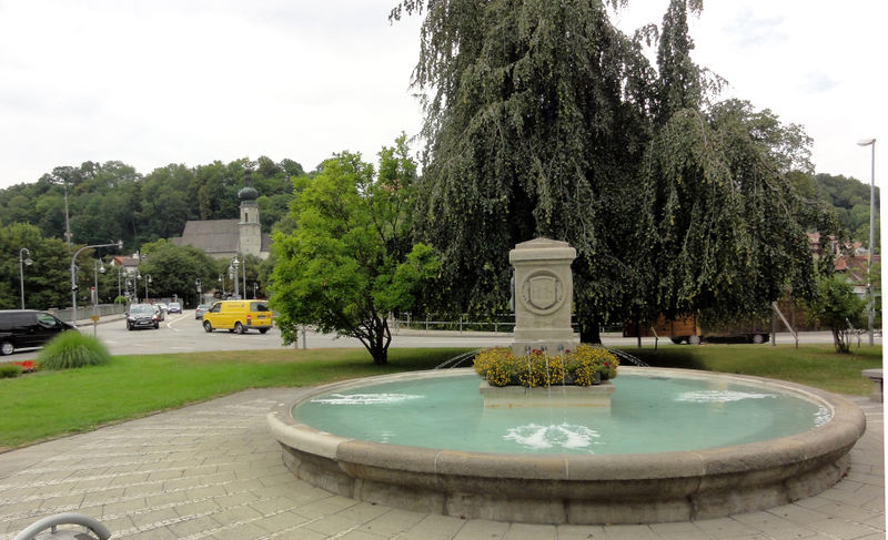 Datei:Brunnen in Trostberg.jpg