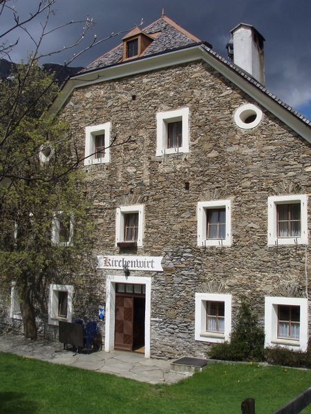 Datei:Fassade Kirchenwirt Bucheben.jpg