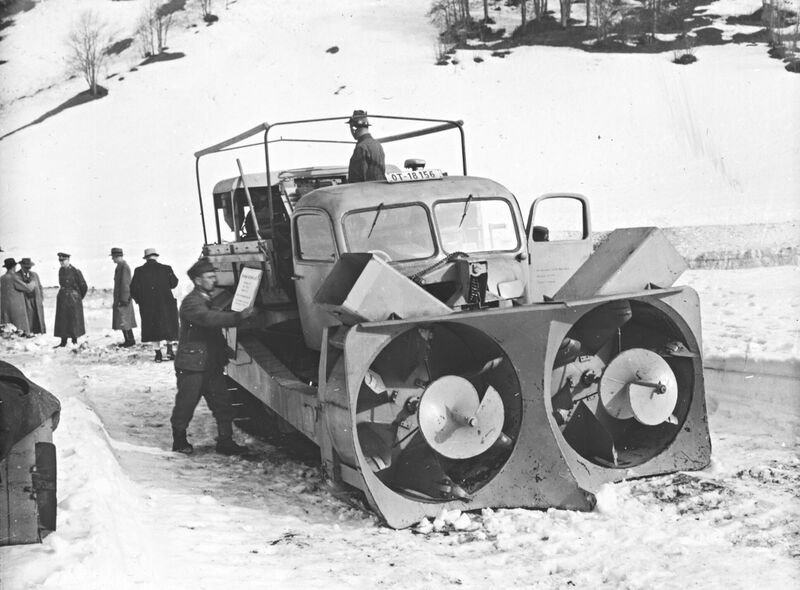 Datei:Peterfräse Schneeräumung Großglockner Hochalpenstraße.jpg
